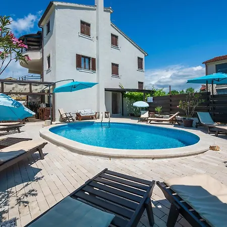 דירה In With House Sea View